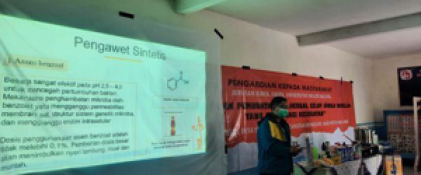 Dosen Jurusan kimia UM memberikan materi tentang Bahan Tambahan Pangan kepada PKK Griya Asri Desa Sumberdem