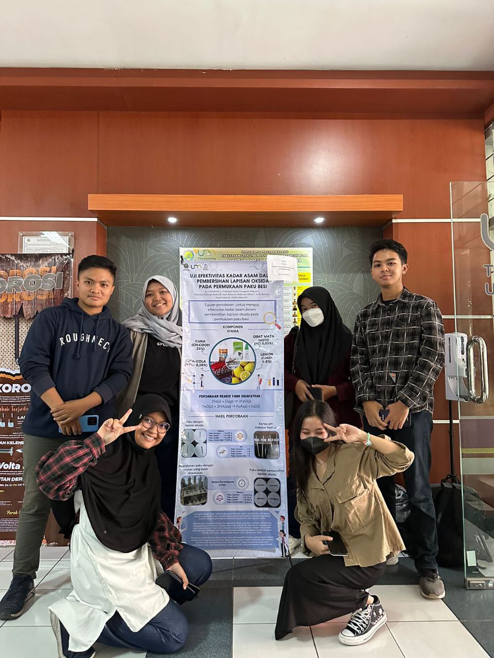 Pameran Poster Proyek Praktikum Kimia Anorganik oleh Mahasiswa-Mahasiswa Kimia UM