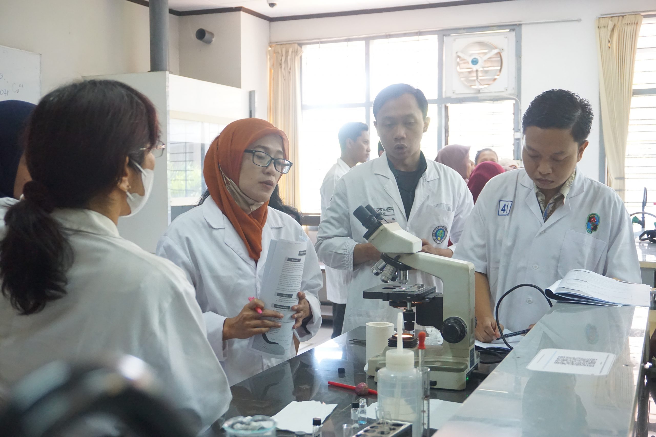 Hands on Praktikum Nanopartikel Menginspirasi Guru-Guru Kimia Kota Malang untuk Merangkai Masa Depan Sains di Kelas