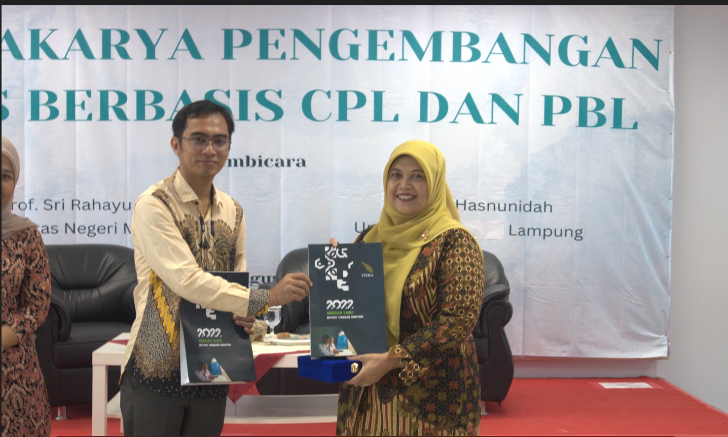 Workshop Pengembangan RPS Berbasis CBL dan PjBL di ITERA Lampung oleh Prof. Sri Rahayu