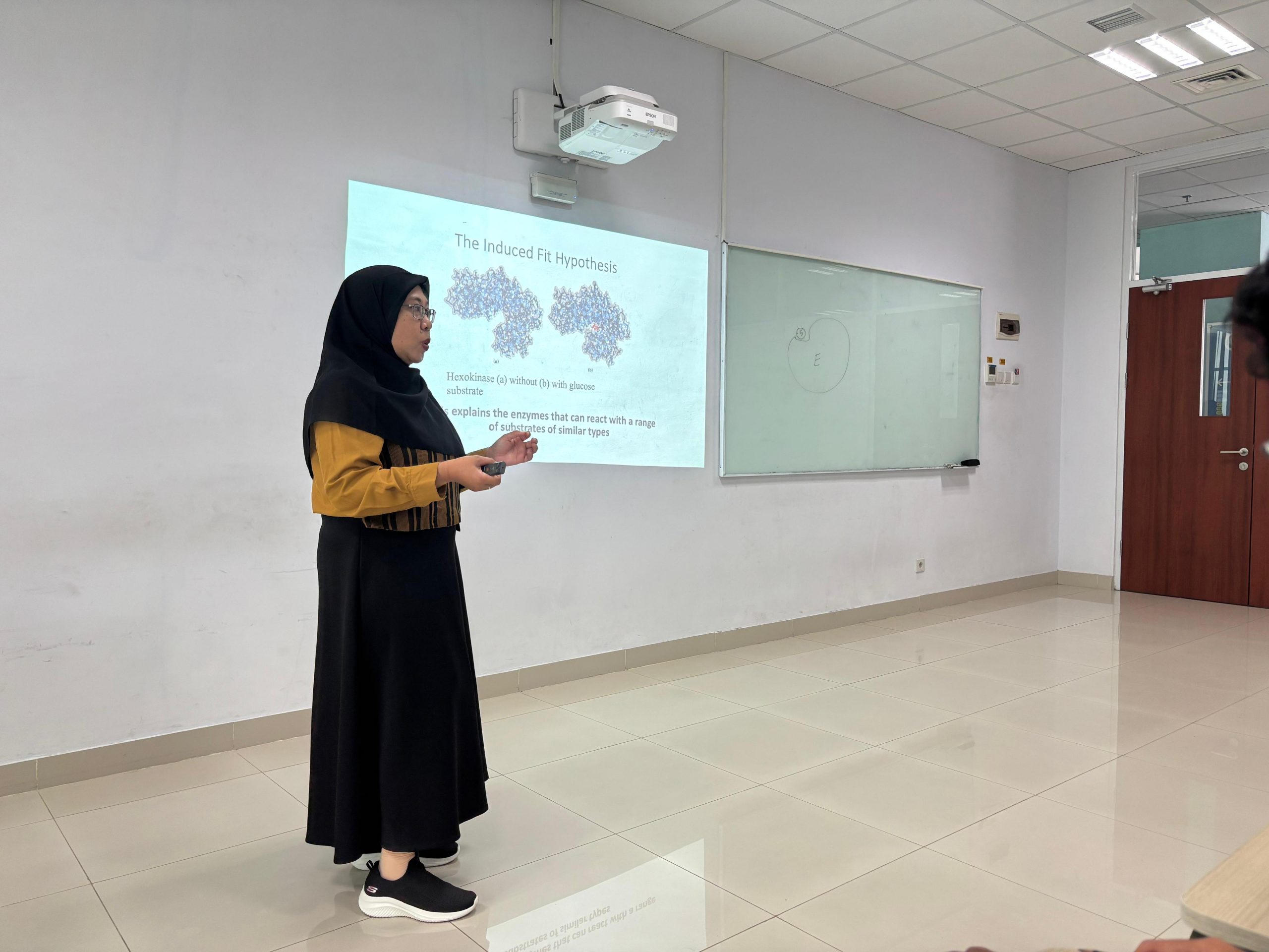 Kupas Dinamika Enzim, Departemen Kimia UM Hadirkan Dosen Tamu UB dalam Co-Teaching Praktikum Biokimia