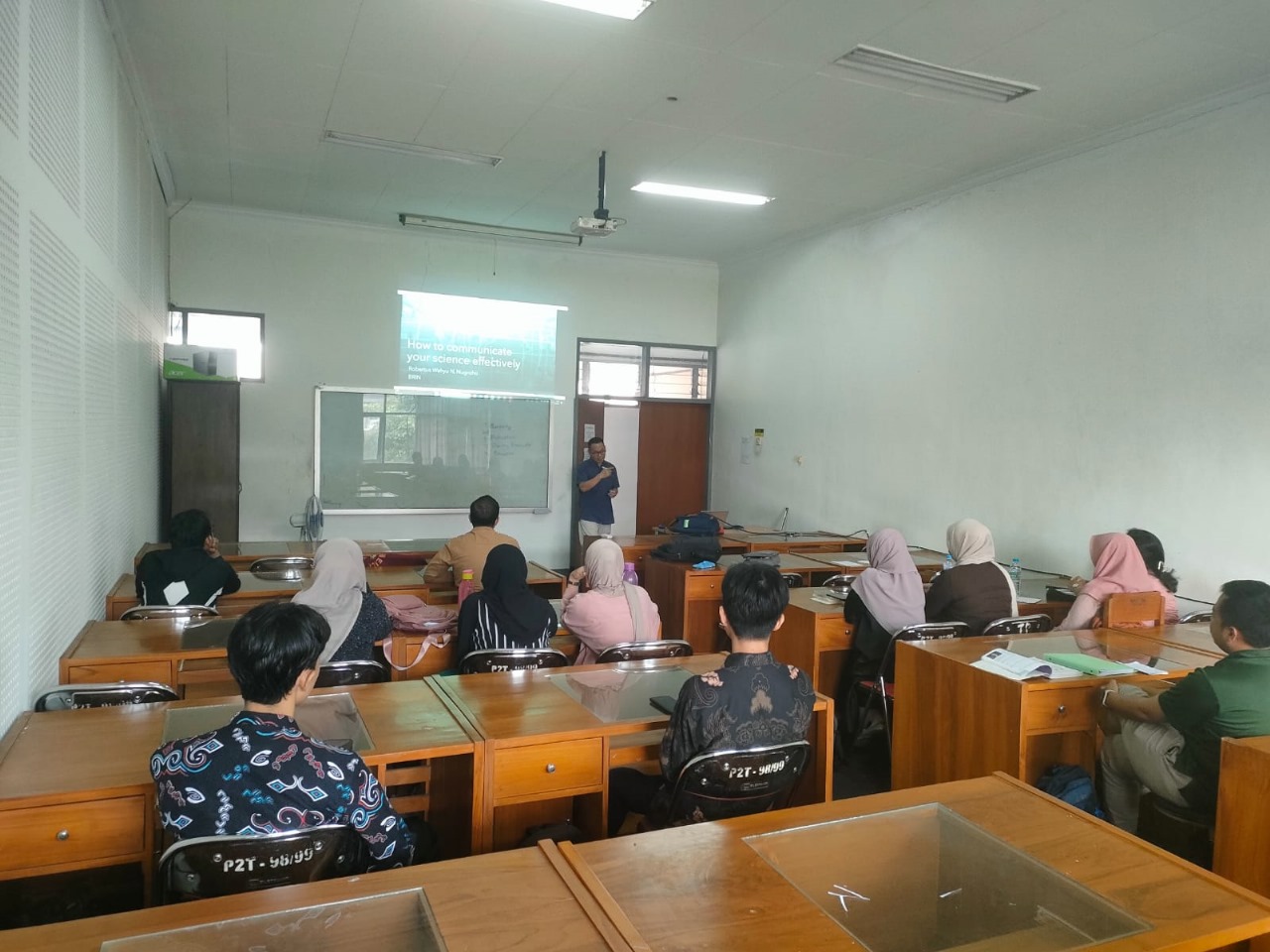 Judul: Dr. Ing. Robertus Wahyu N. Nugroho Hadir dalam Sesi Co-Teaching Desain Inkuiri Laboratorium Kimia untuk Mahasiswa S2 Pendidikan Kimia